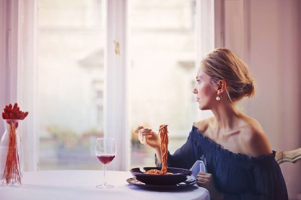 eating alone while traveling